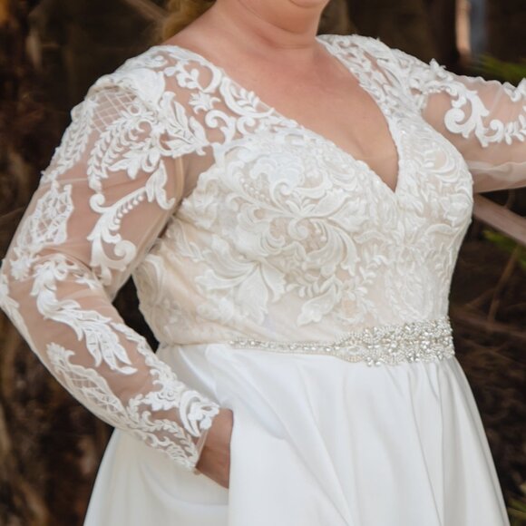 Wedding dress. Size 16W. Upgraded, sewn-in belt. Long sleeve, A-line. Pockets! - Picture 9 of 9